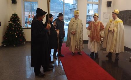 Ravenski koledniki prepevali kolednice v Mestni hiši (6)